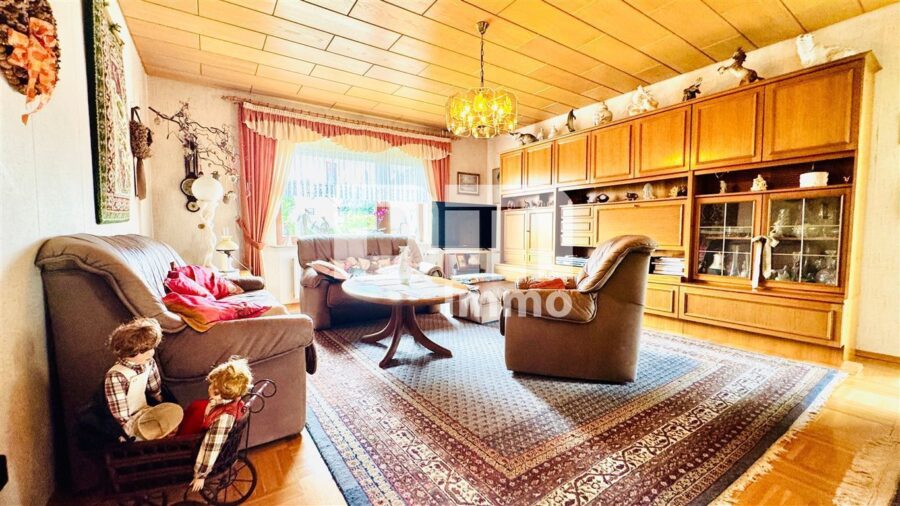 Großzügiges Einfamilienhaus in begehrter Lage mit Balkonen und Traumgarten + Terrasse - EG Wohn / Esszimmer / Zugang Balkon 1